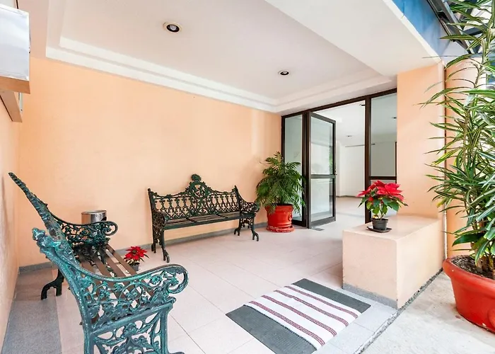 Apartment Spacious Located Very Close To Wtc *